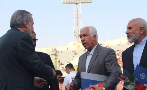 از جانبازان دفاع مقدس پیش از دربی تقدیر شد از جانبازان دفاع مقدس پیش از دربی تقدیر شد