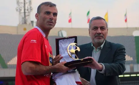 تقدیر دکترشیرازی از سیدجلال حسینی در ورزشگاه آزادی تقدیر دکترشیرازی از سیدجلال حسینی در ورزشگاه آزادی