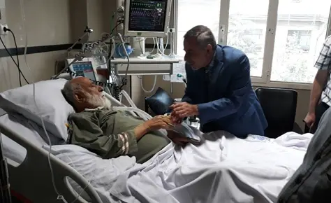 عیادت دکتر شیرازی از حجت الاسلام سید مهدی طباطبایی در روز مبعث عیادت دکتر شیرازی از حجت الاسلام سید مهدی طباطبایی در روز مبعث
