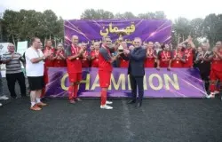 اهدای جام قهرمان لیگ پیشکسوتان استان تهران توسط رئیس هیات فوتبال