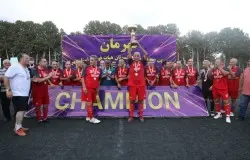 اهدای جام قهرمان لیگ پیشکسوتان استان تهران توسط رئیس هیات فوتبال