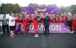 اهدای جام قهرمان لیگ پیشکسوتان استان تهران توسط رئیس هیات فوتبال