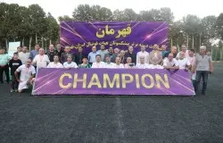 اهدای جام قهرمان لیگ پیشکسوتان استان تهران توسط رئیس هیات فوتبال