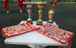 اهدای جام قهرمان لیگ پیشکسوتان استان تهران توسط رئیس هیات فوتبال